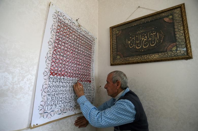 Sameeh, the father of Palestinian prisoner Abdel-Raouf Qe'dan, crosses a day off on a calendar as he counts down the days until his son is released from an Israeli jail, in Rafah in the southern Gaza Strip. REUTERS/Ibraheem Abu Mustafa    